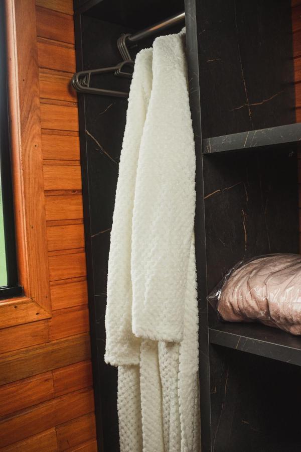 Chale Romantico Com Banheira De Hidromassagem E Lareira บง เฮทิโร ภายนอก รูปภาพ